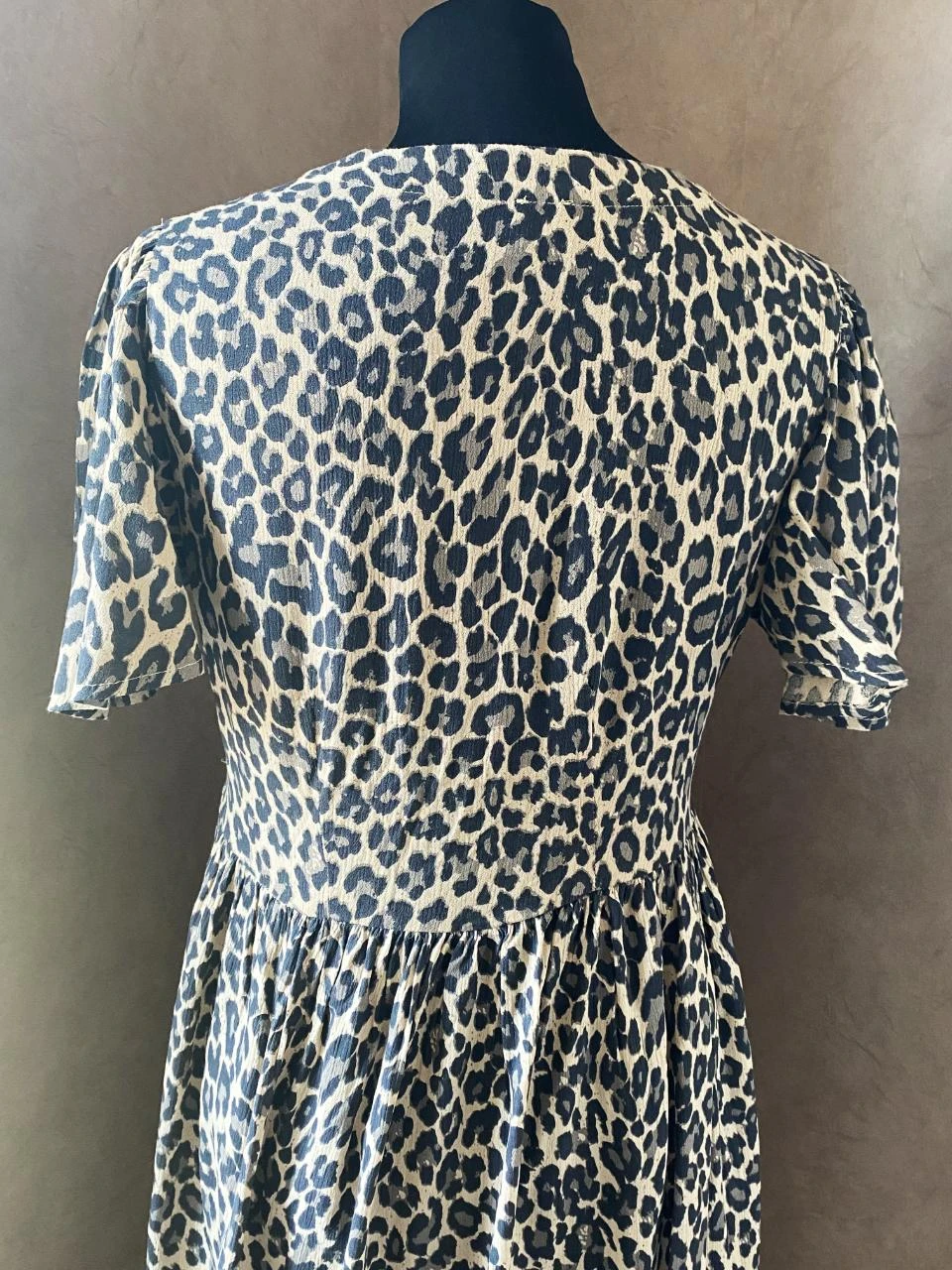 KIABI-jurk maat 34 beige & zwart luipaardprint – V-hals vloeiende bohemien-chique stijl – photo 5